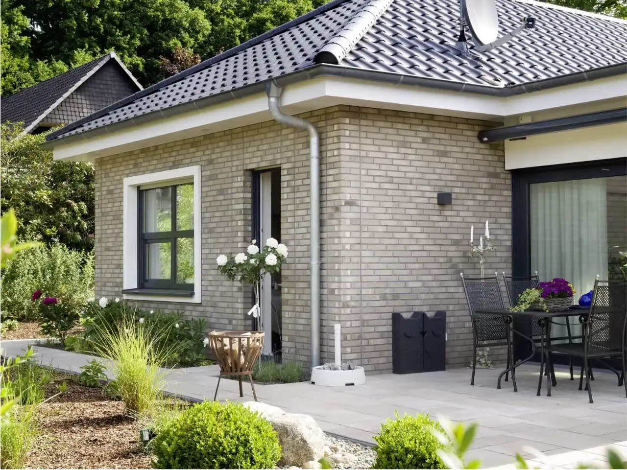 Bungalow mit dunklen Fenstern und der Riemchensorte Titan Rotado als Hausfassade