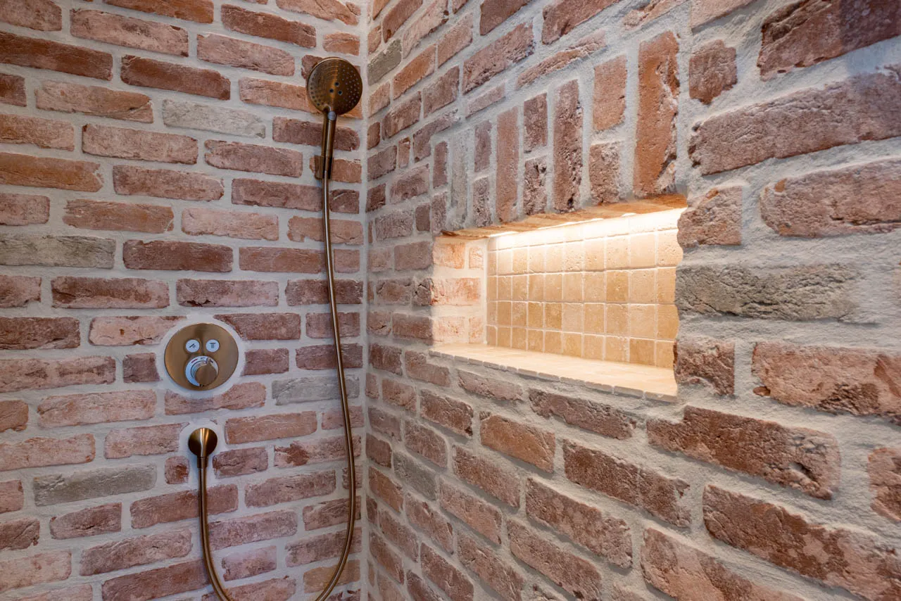 Dusche aus Backsteinriemchen Mediterran Finca und orange rot
