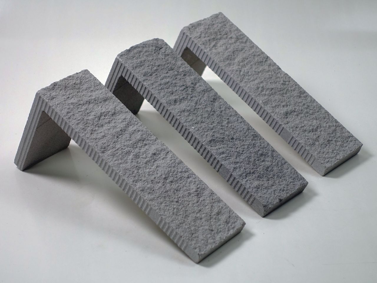 Produktbild Winkelriemchen Kalksandstein wolkengrau mit bruchrauer Oberfläche Produktbild Winkelriemchen Kalksandstein wolkengrau mit bruchrauer Oberfläche