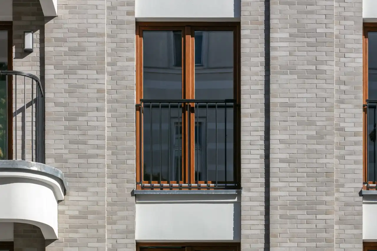 Nahaufnahme einer Hauswand mit Holzfenster und grauen Riemchen der Sorte Titan Fumus Nahaufnahme einer Hauswand mit Holzfenster und grauen Riemchen der Sorte Titan Fumus