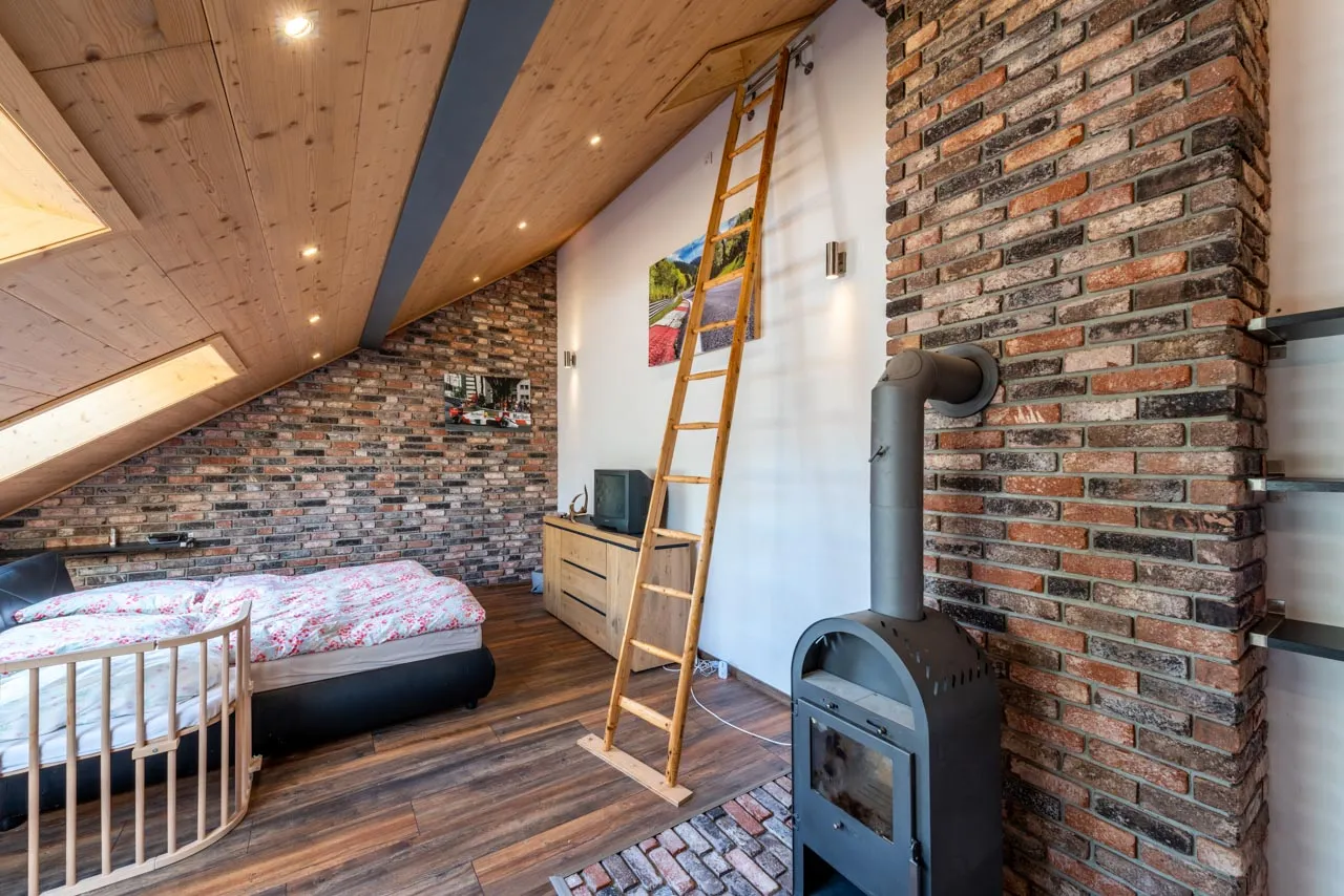 Schlafzimmer Kamin Wand Backsteinriemchen Antik schwarz