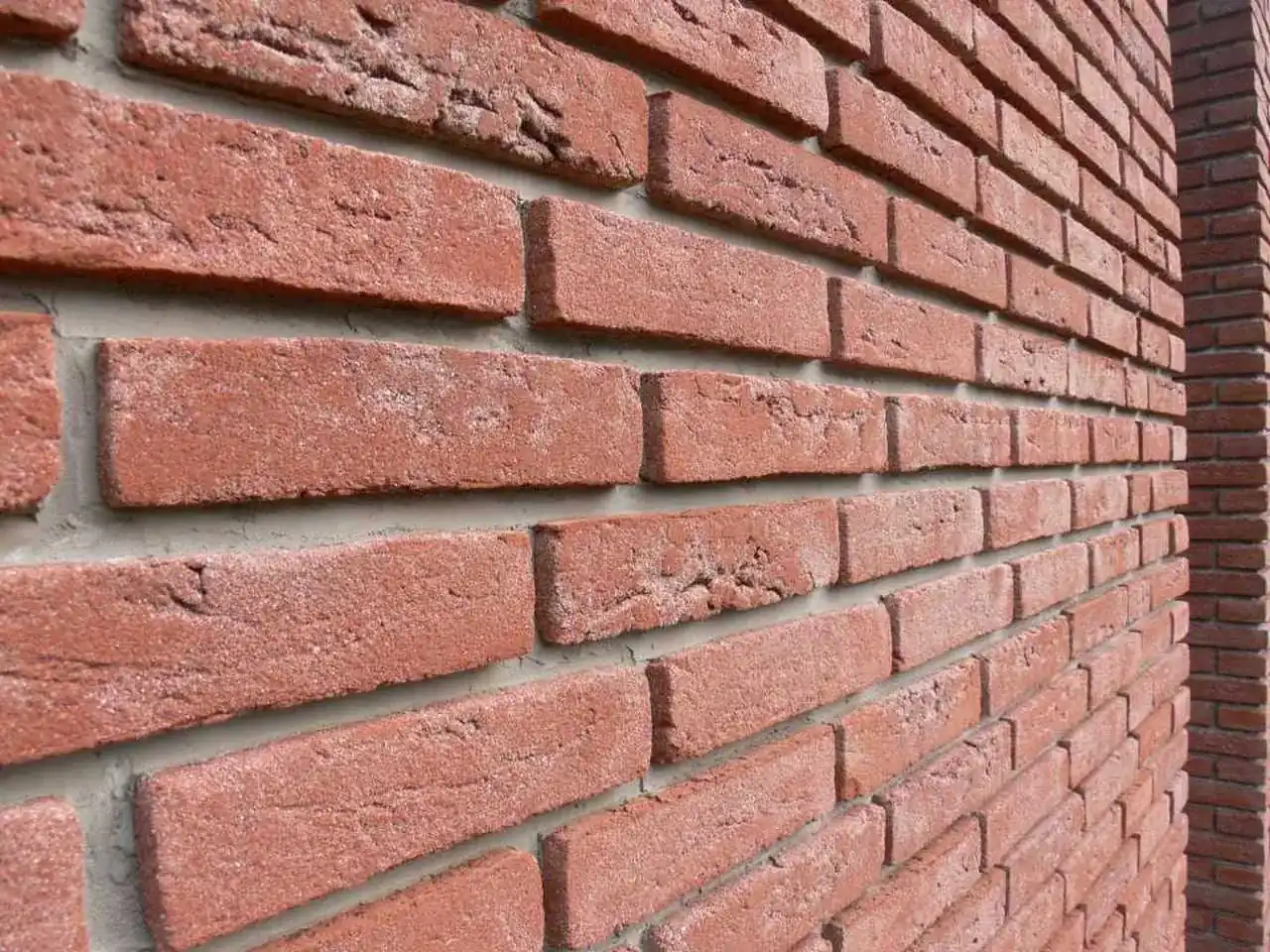 Außenfassade Rubinrot mit Schattefuge