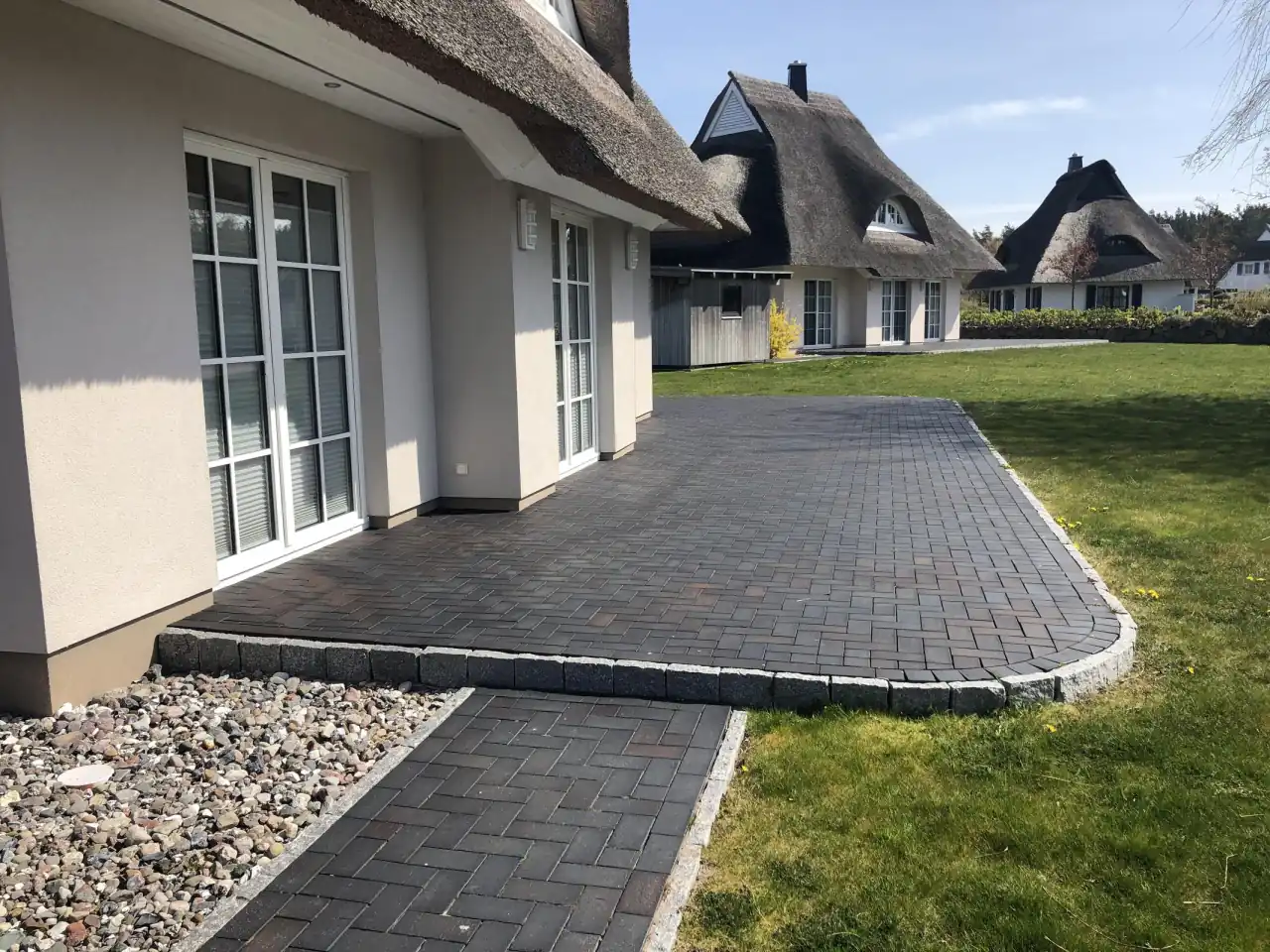 Terrasse an einem Einfamilienhaus mit der Sorte Dresden