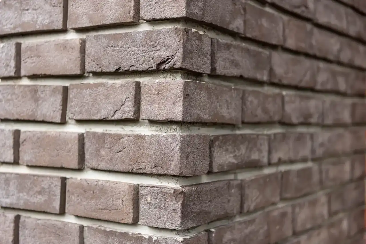 Ecke eines Wohnhauses mit der Klinkerriemchensorte Lava