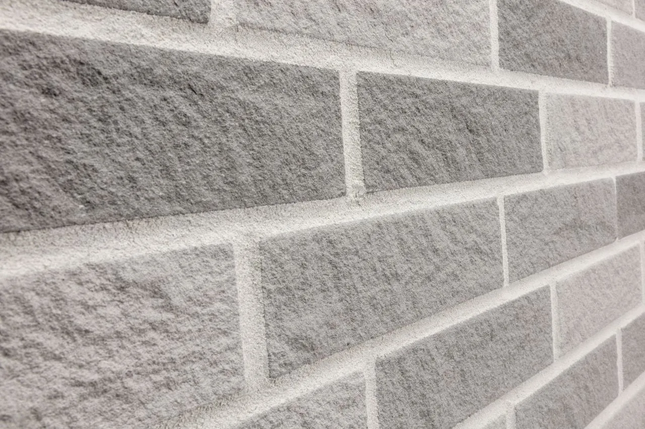 Kalksandstein Riemchen wolkengrau hellgrau grau in schraeger Ansicht mit weissen Fugen