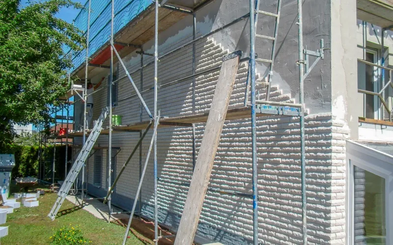 Kalksandsteinriemchen Schneeweiß bossiert - Hausfassade