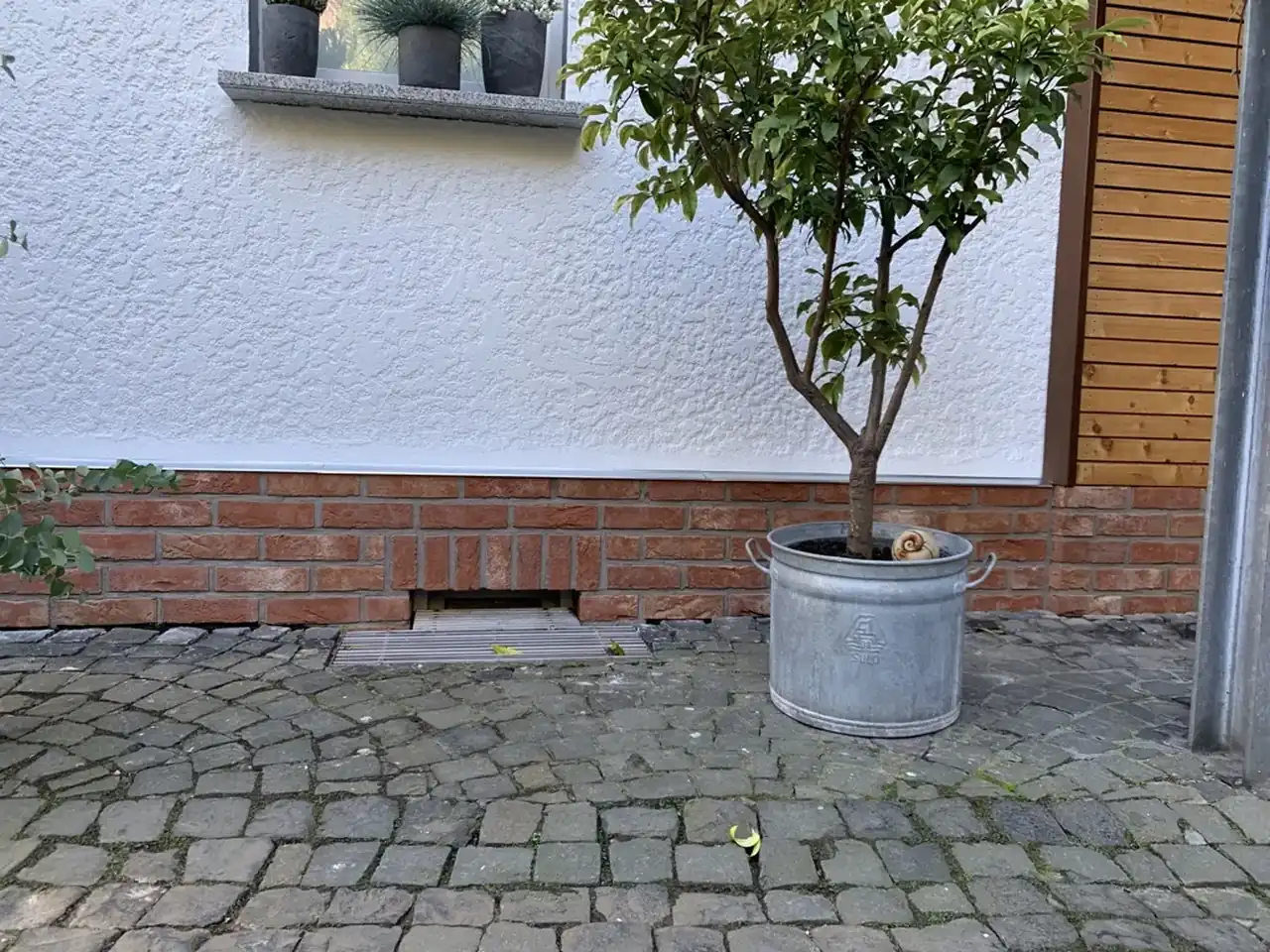 Sockel eines Hauses mit weißer Fassade