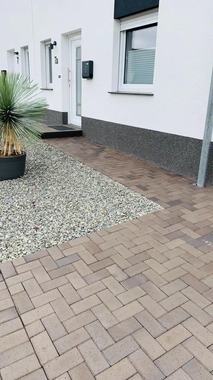 Pflasterklinker Titan als Gehweg im Eingangsbereich