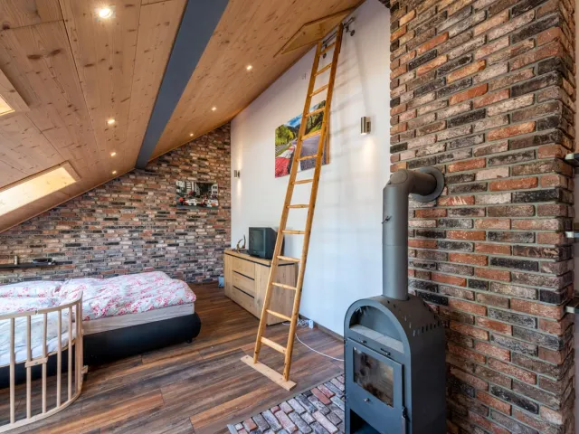 Klinkerriemchenwand im Schlafzimmer als Kaminrückwand und Schlafzimmerwand rustikal