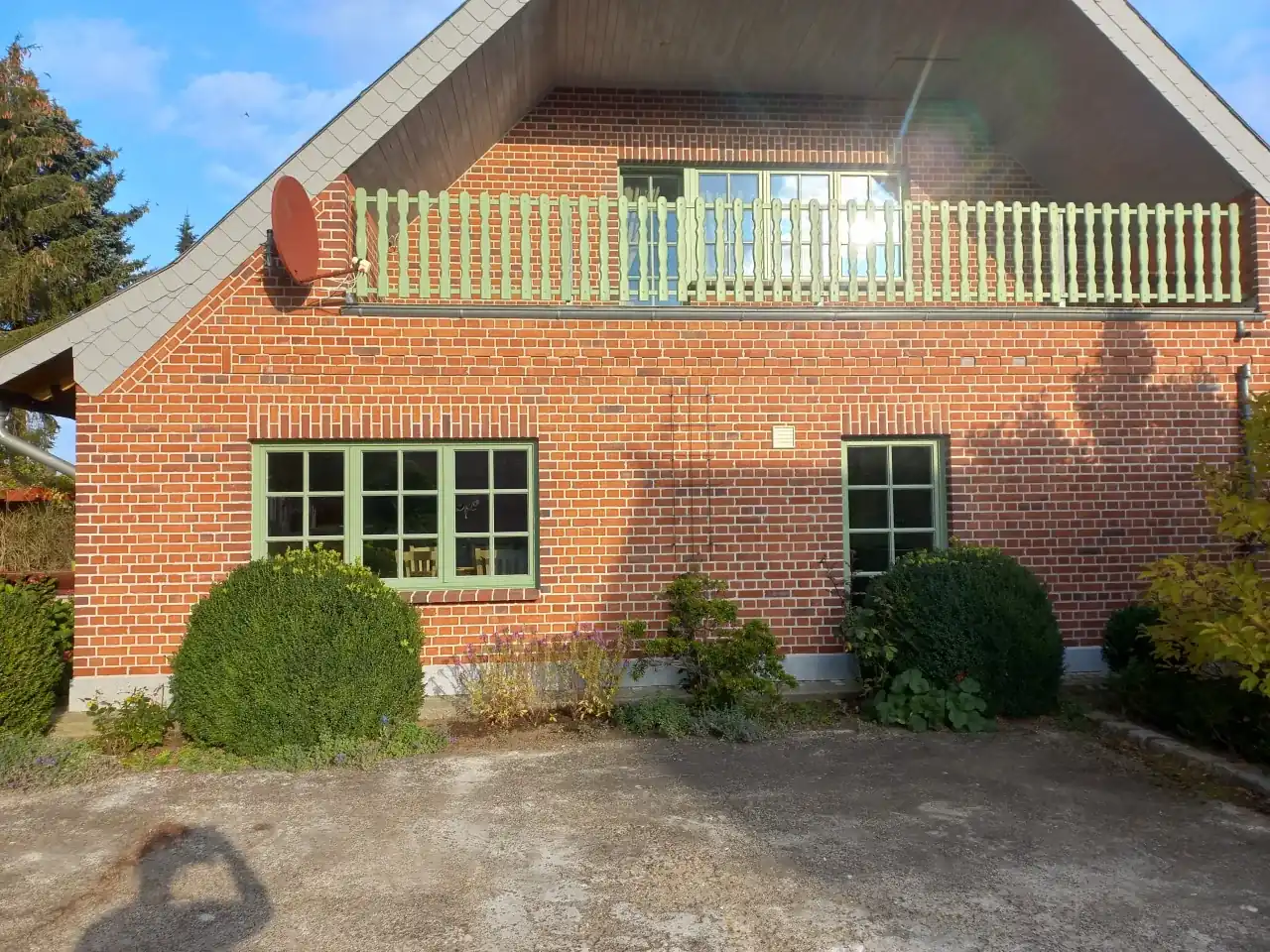 Einfamilienhaus mit roten Klinkersteinen verkleidet