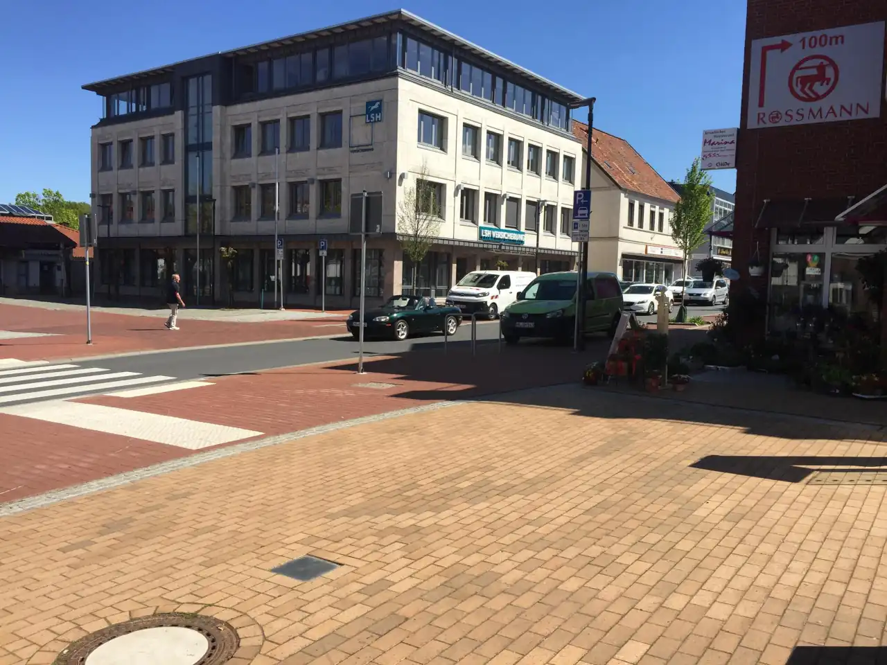 Öffentlicher Platz mit Gehweg der Sorte Husum gelbbunt