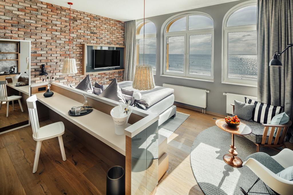 Hotelzimmer an der Nordsee mit einer Riemchenwand im Schlafzimmer