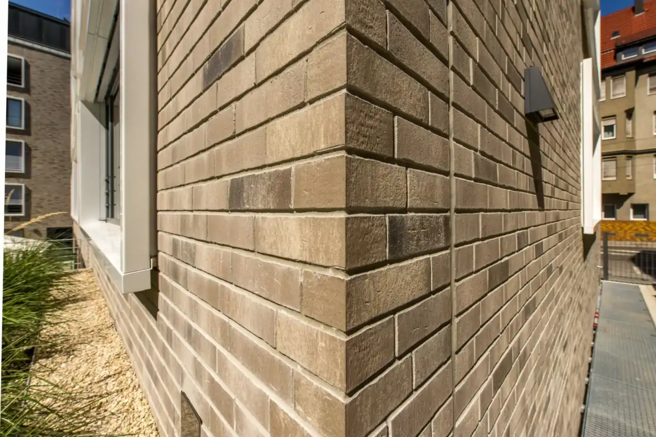 Klinkerriemchen Titan Rotado in grau beige an einer Hausecke