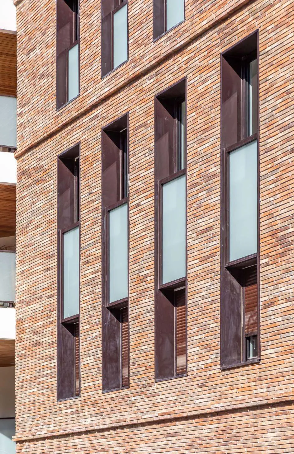 Fensterausschnitt Haus mit Langformat Riemchen Tulum rot bunt