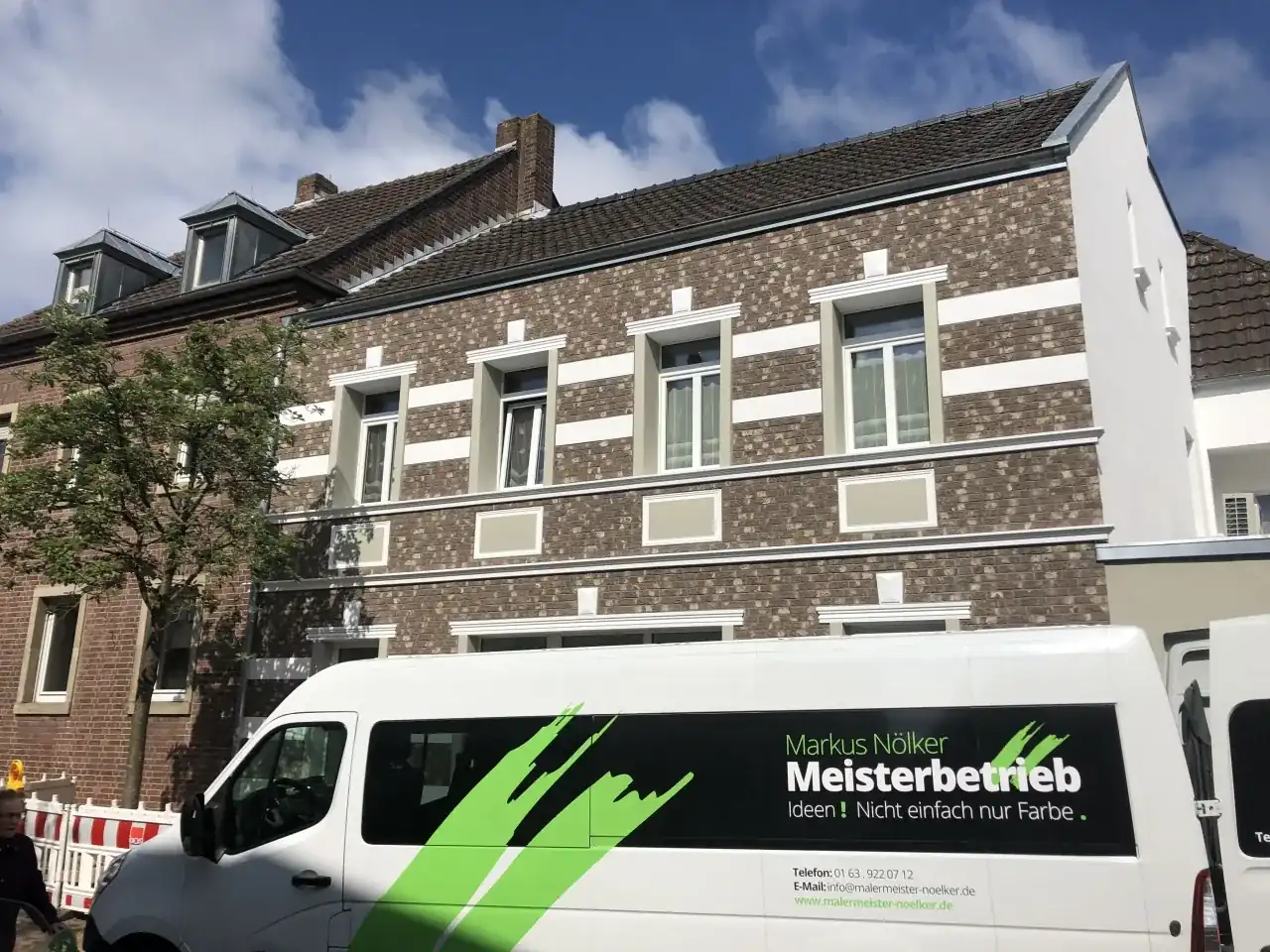 Reihenhaus mit Außenfassade der Sorte Alt römisch und weißen Applikaitonen dazwischen