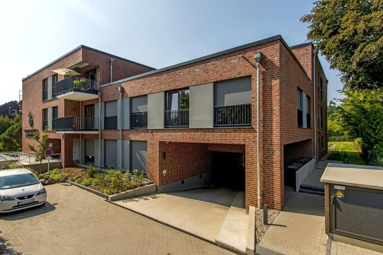 Gebäudekomplex in rot der Sorte Titan Carbo