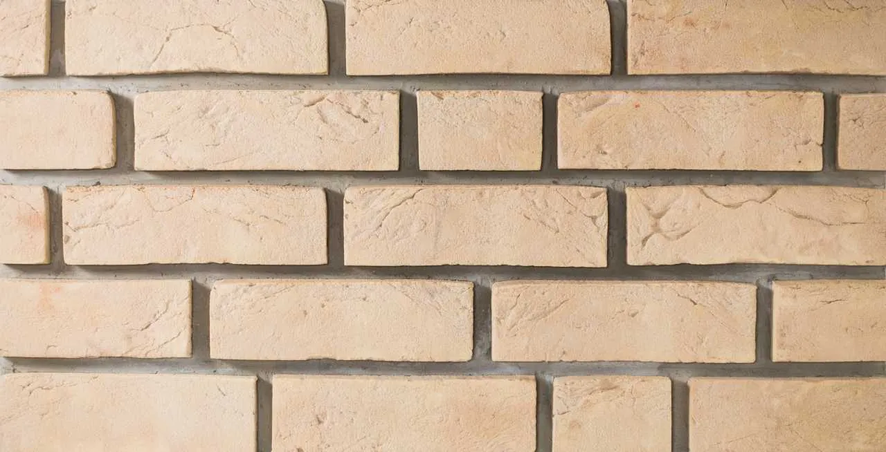 Klinkerriemchen Sandgelb Produktbild Klinkerriemchen Sandgelb frontal. Ein gelbes Backsteinriemchen mit feiner genarbter Oberfläche. Nur 15mm dünn.