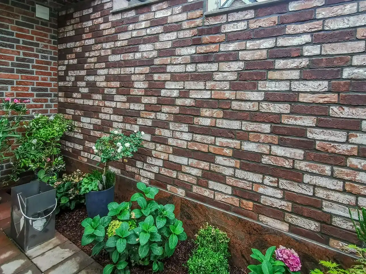 bunte Gartenwand mit vielen Klinkersorten