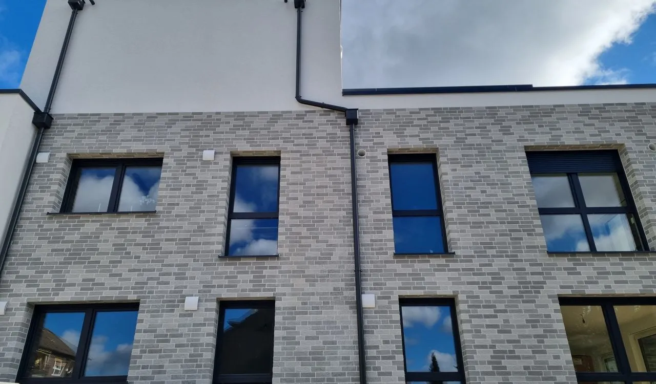 Haus Kalksandstein Riemchen wolkengrau grau Flachdach