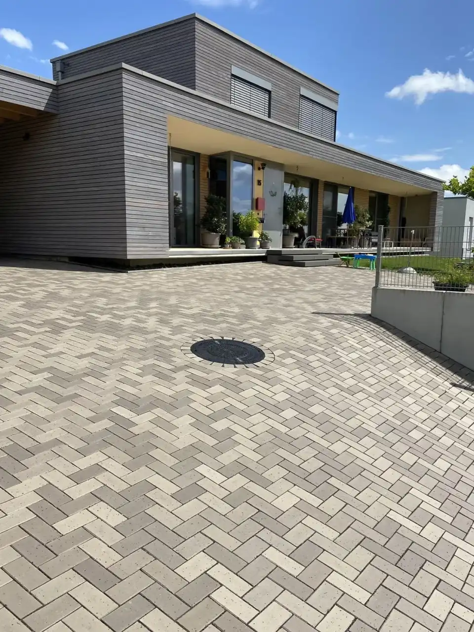 Pflasterklinker Lotis in einer Zufahrt zu einem modernen Einfamilienhaus