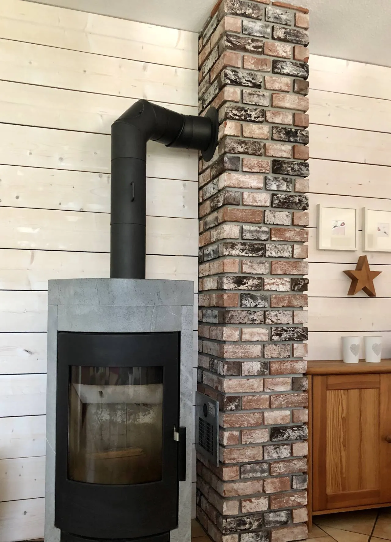 Saeule Kamin aus Backsteinriemchen Antik schwarz rot weiss