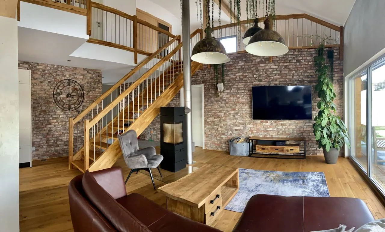 Klinkerwände mit Antik classic. Die Riemchen in rot braun harmonieren mit dem hellen Holzboden. Ein großer, lichtdurchfluteter Raum.