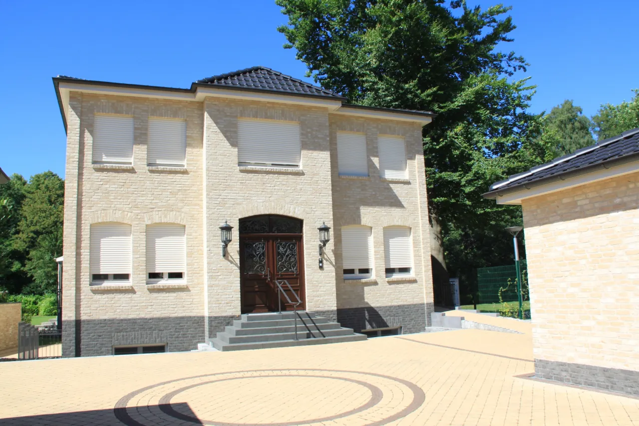 Moderne Stadtvilla mit gelber Fassade