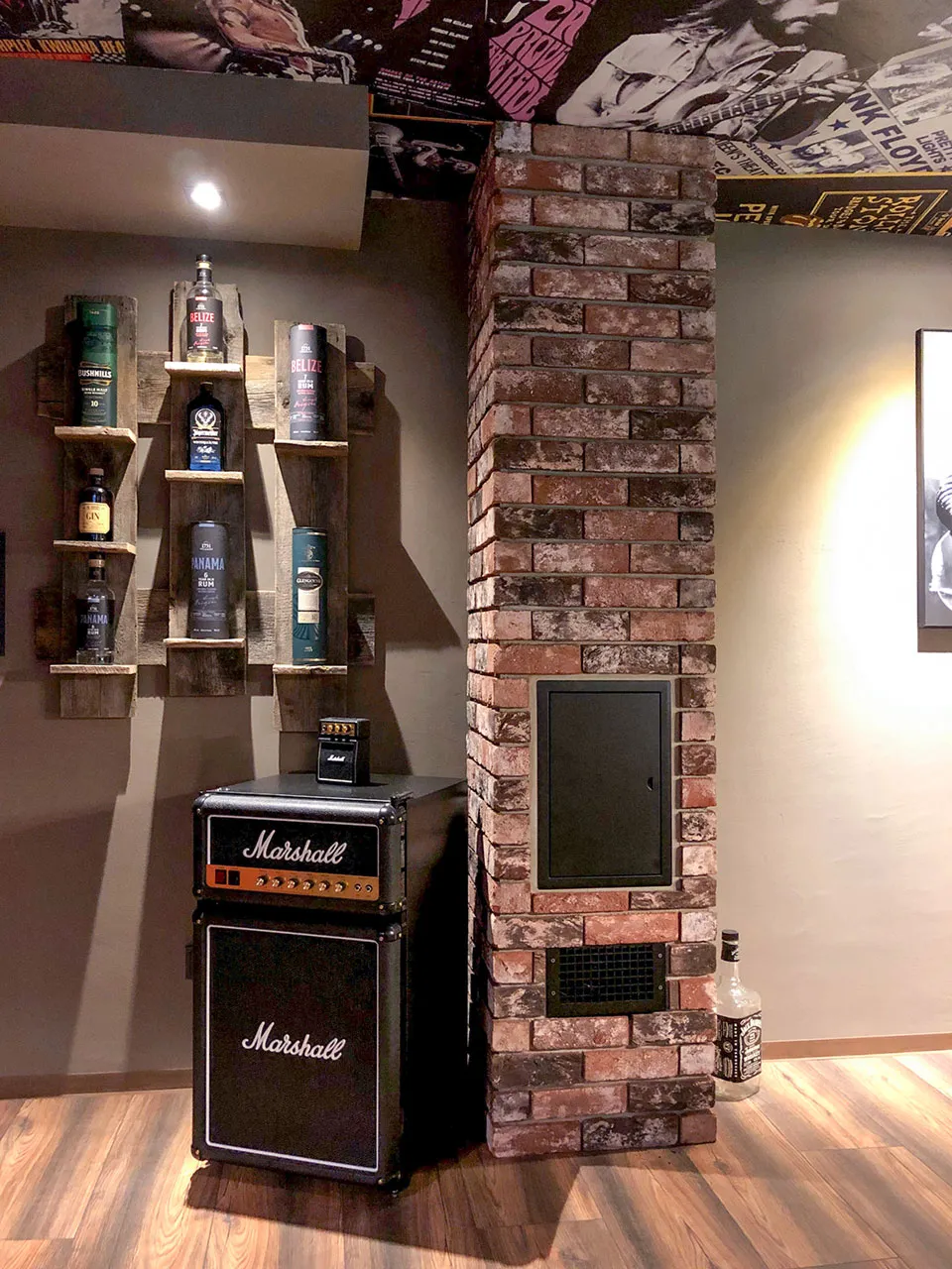 Musikzimmer Saeule Backsteinriemchen Antik schwarz rot weiss