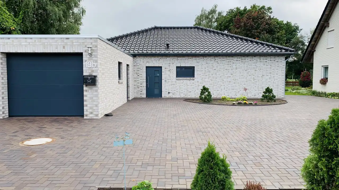 Hofeinfahrt Einfamilienhaus mit der Sorte Titan