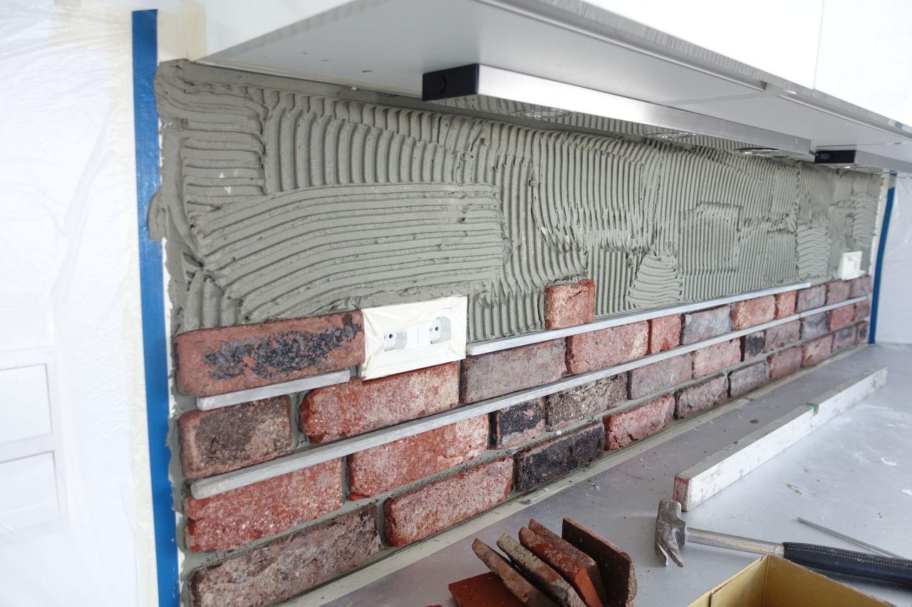 Steinwand-Kuche-Verarbeitung-Verlegeeisen