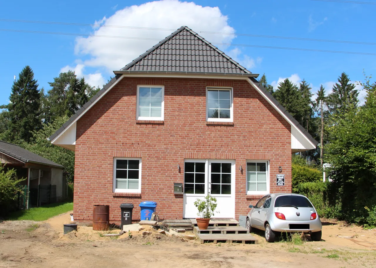 Einfamilienhaus mit zwei Etagen und rote Hausfassade