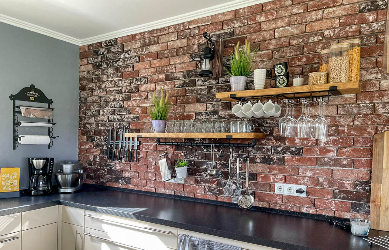 Küche Rückwand mit Steinverblendern als Spritschutz