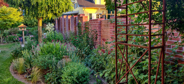 Gartenmauer mit Klinkerriemchen Rubinrot