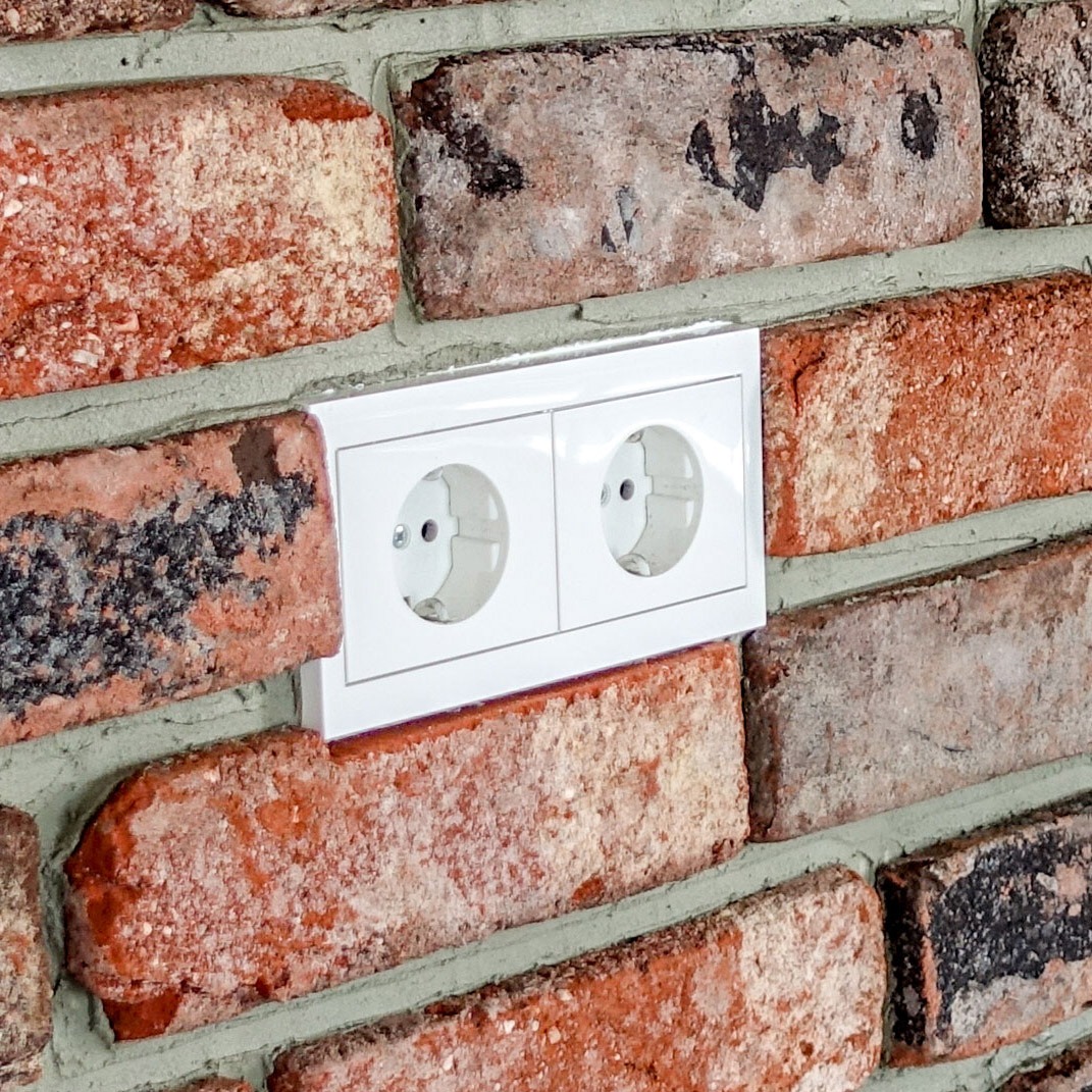 Riemchen um Steckdose