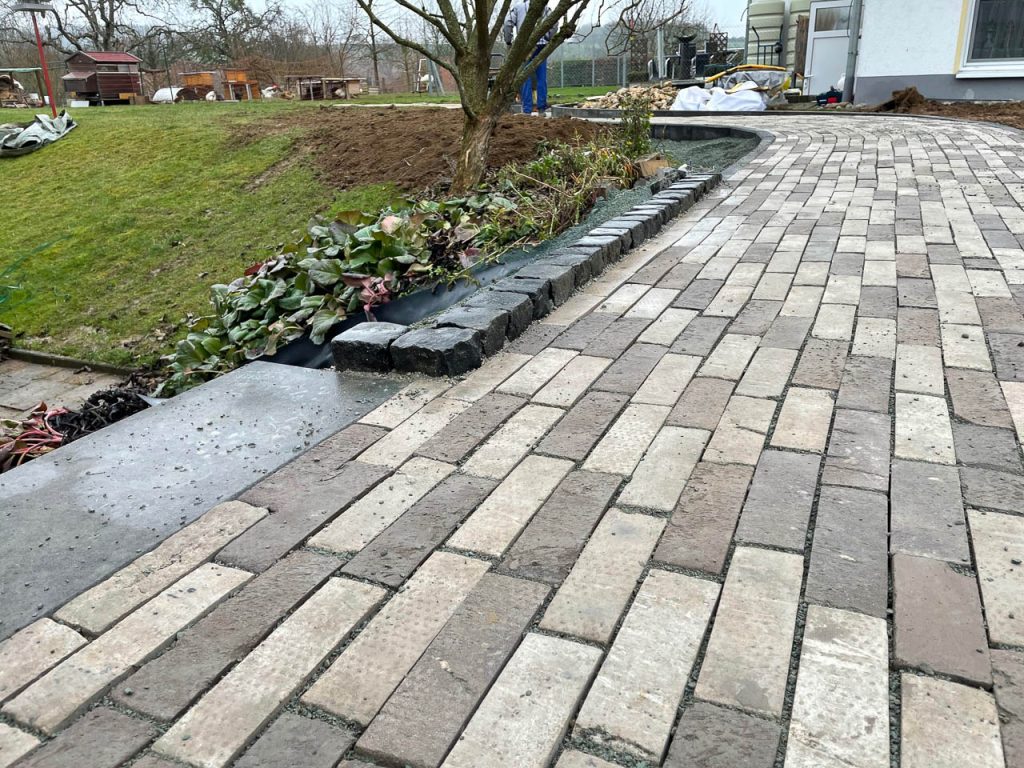 Klinkermittelstücke grau - Gehweg